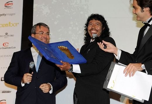 Ronaldinho i-a batut pe Henry, Gerrard si  Beckham: a luat Golden Foot 2009!_12