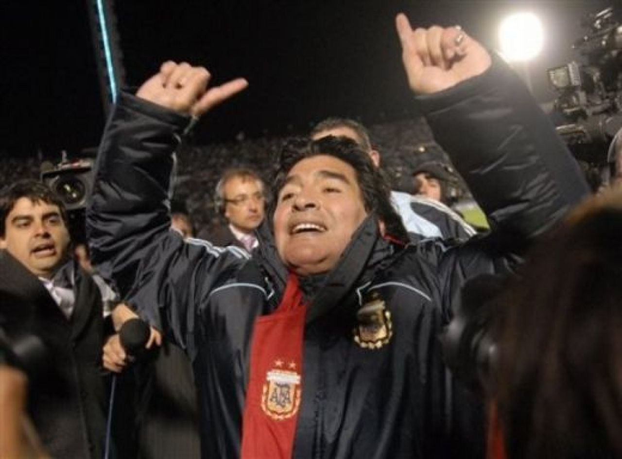 FAZA ZILEI: DELIRUL lui Maradona! De la lacrimi, la tipete si insulte! Cum si-a varsat nervii!
_9