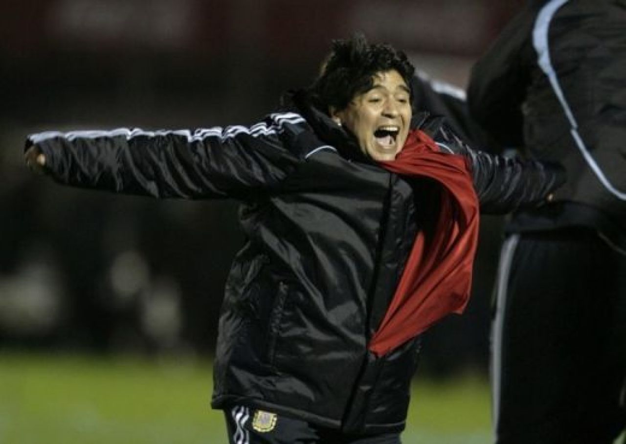 FAZA ZILEI: DELIRUL lui Maradona! De la lacrimi, la tipete si insulte! Cum si-a varsat nervii!
_10