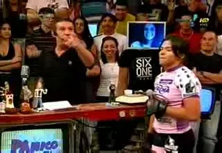 VIDEO / Sexy si rea de te pune la pamant cu un singur pumn!