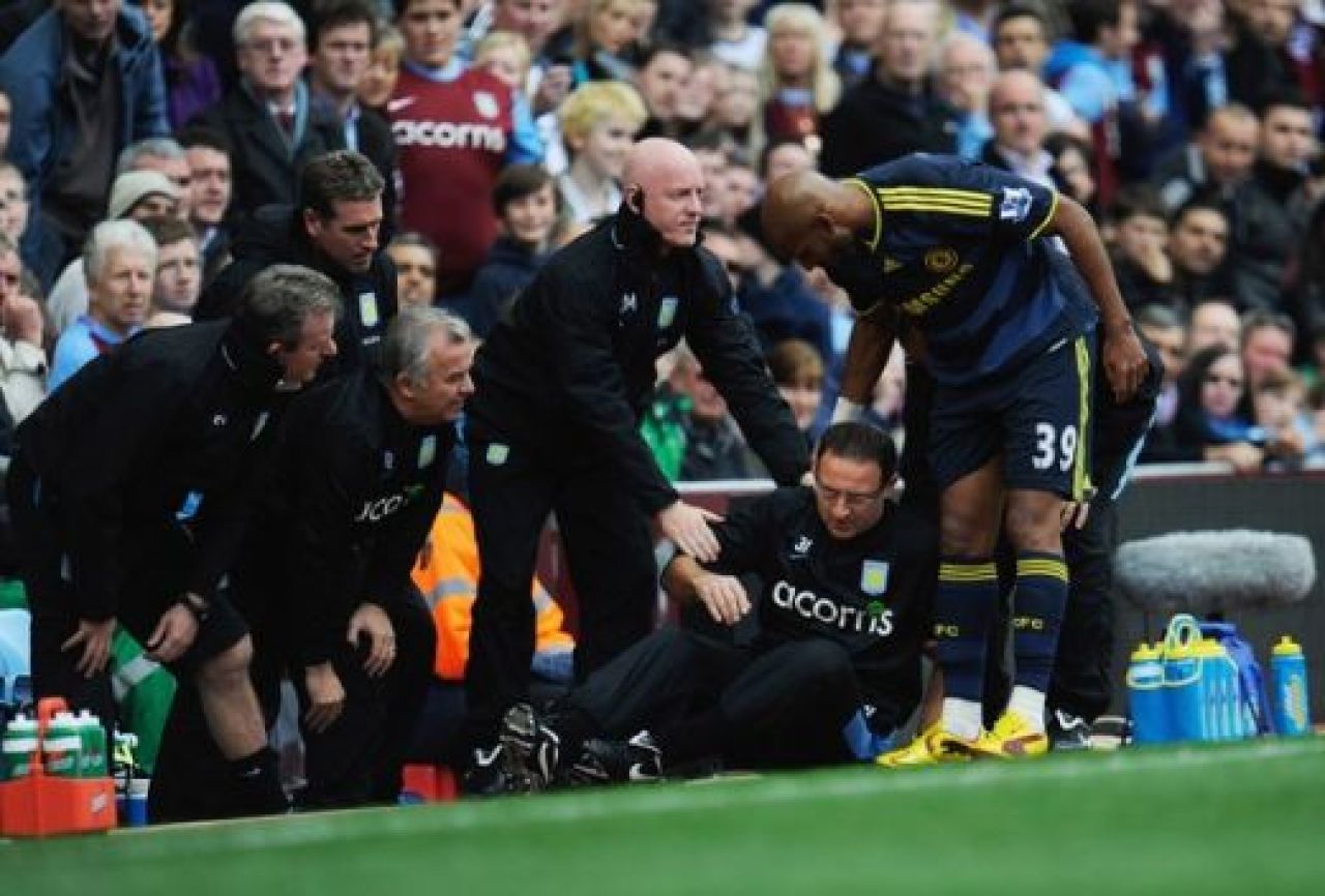 VIDEO Anelka l-a facut knock-OUT pe antrenorul lui Aston Villa! :))_4