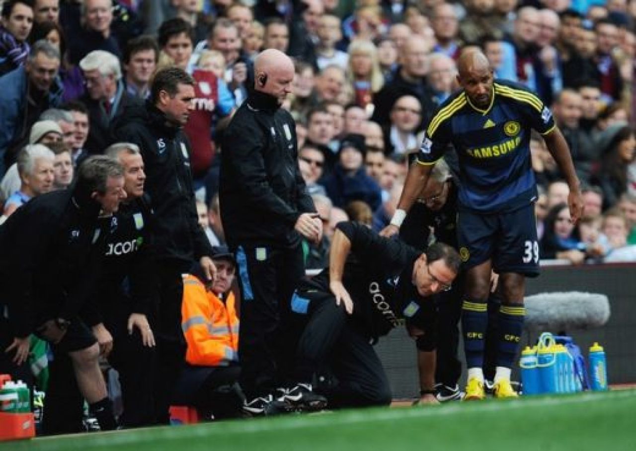 VIDEO Anelka l-a facut knock-OUT pe antrenorul lui Aston Villa! :))_3
