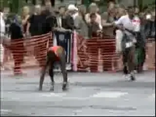 VIDEO! S-a tarat catre finish: Un atlet era sa moara de extenuare la finalul unui marator!