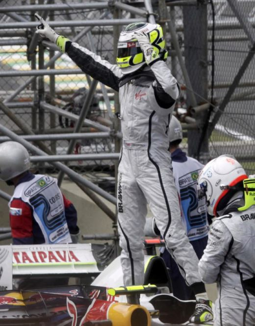 FOTO / Button, in EXTAZ dupa ce a devenit campion mondial_3