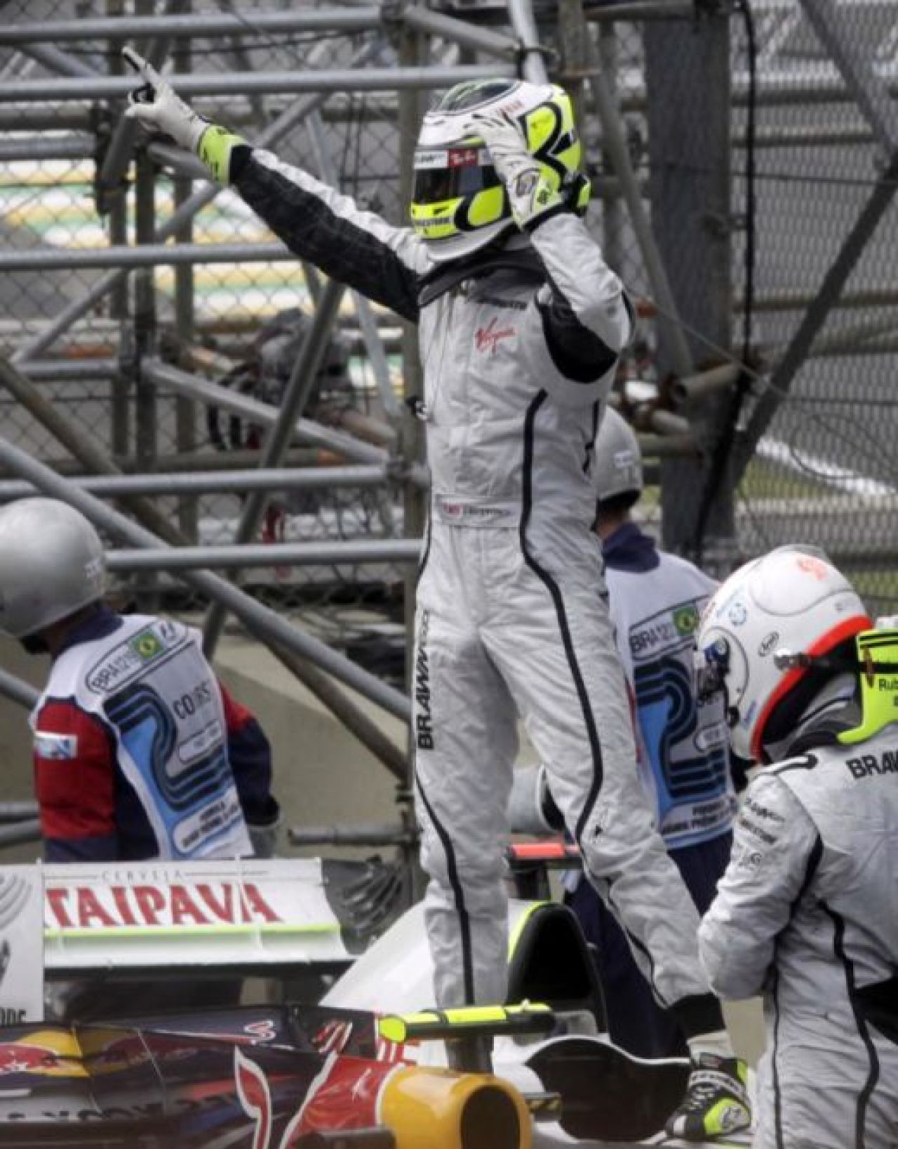 FOTO / Button, in EXTAZ dupa ce a devenit campion mondial_3