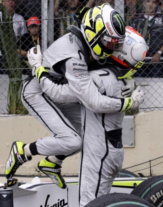 FOTO / Button, in EXTAZ dupa ce a devenit campion mondial_9