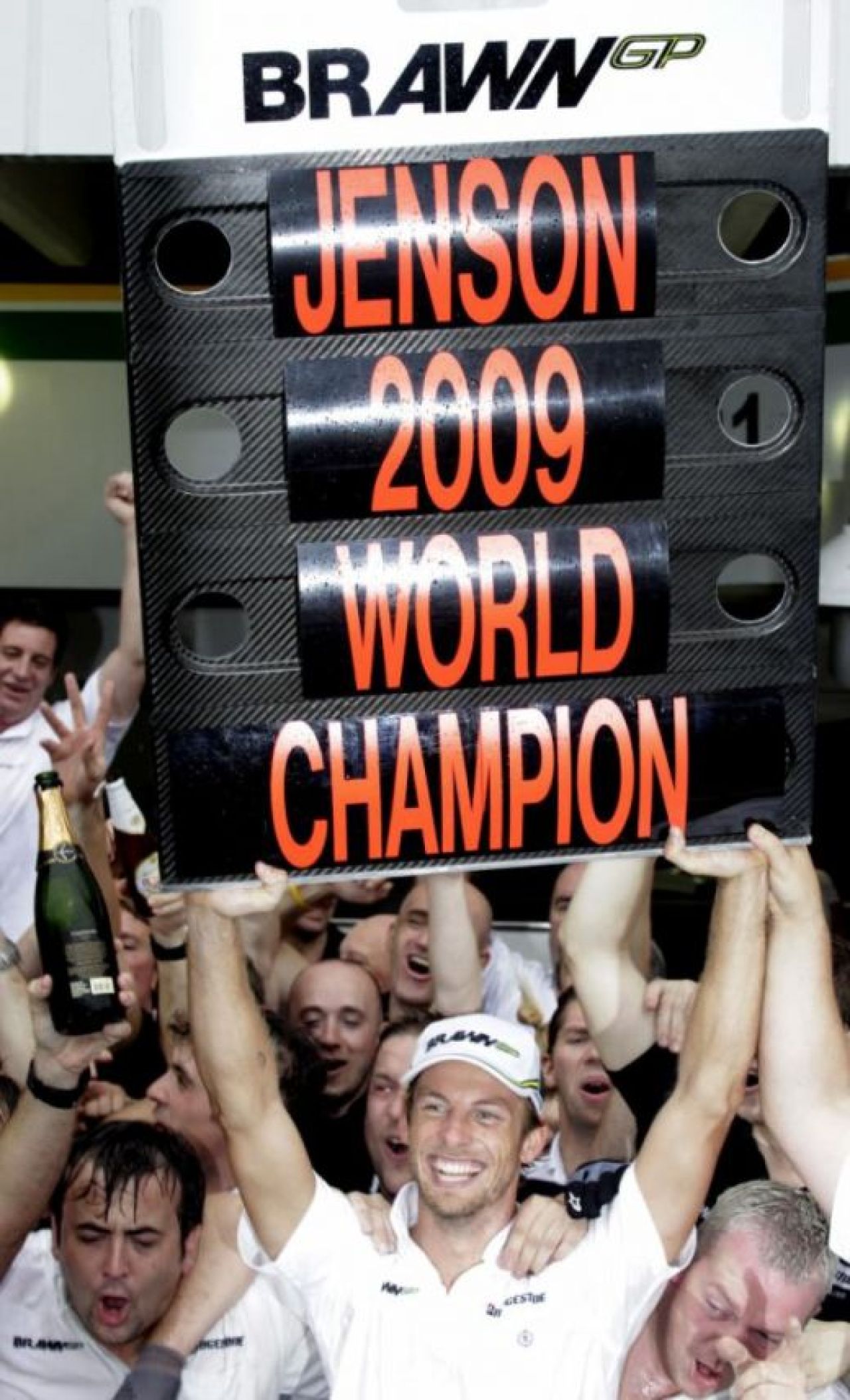 FOTO / Button, in EXTAZ dupa ce a devenit campion mondial_12