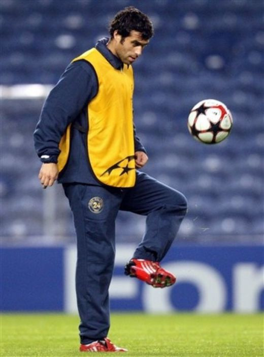 FOTO: Ce jonglerii a facut Dan Petrescu pe stadionul lui Rangers!_3