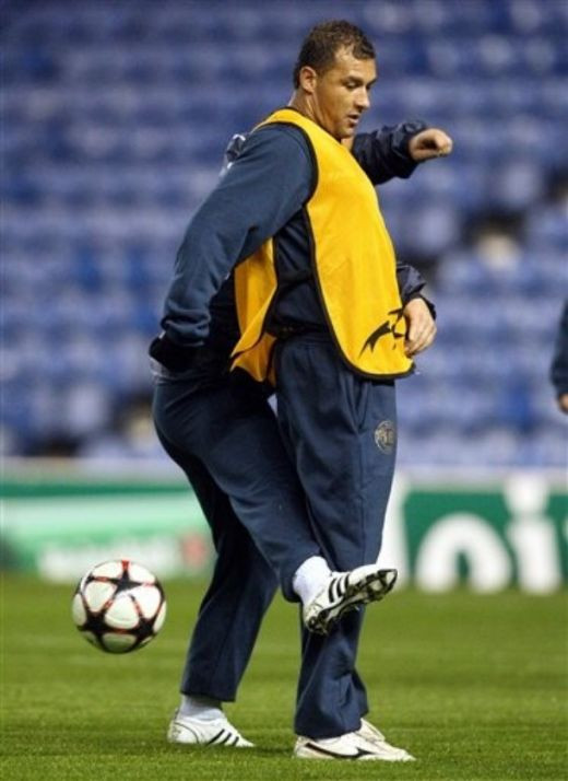 FOTO: Ce jonglerii a facut Dan Petrescu pe stadionul lui Rangers!_4