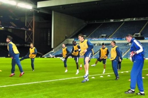 FOTO: Ce jonglerii a facut Dan Petrescu pe stadionul lui Rangers!_7