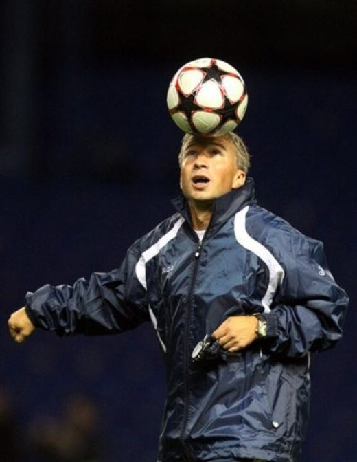 FOTO: Ce jonglerii a facut Dan Petrescu pe stadionul lui Rangers!_5
