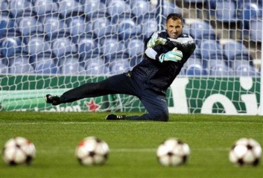 FOTO: Ce jonglerii a facut Dan Petrescu pe stadionul lui Rangers!_6