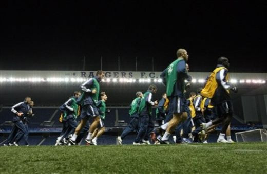 FOTO: Ce jonglerii a facut Dan Petrescu pe stadionul lui Rangers!_8