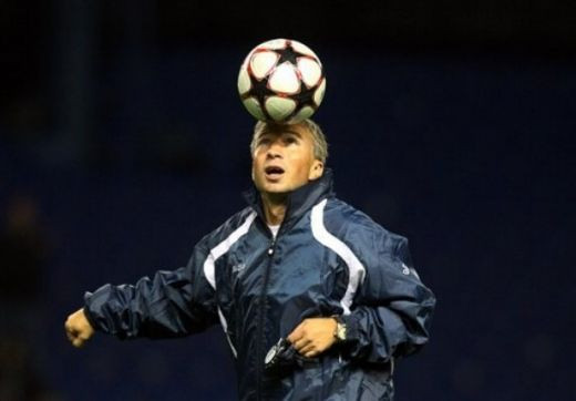 FOTO: Ce jonglerii a facut Dan Petrescu pe stadionul lui Rangers!_9