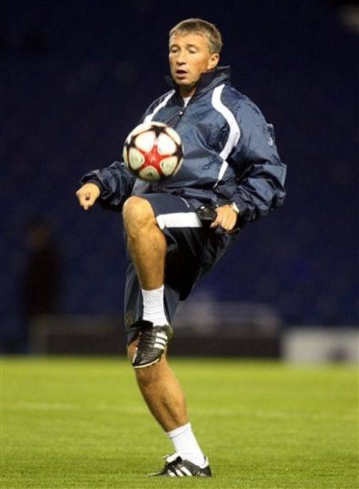 FOTO: Ce jonglerii a facut Dan Petrescu pe stadionul lui Rangers!_10