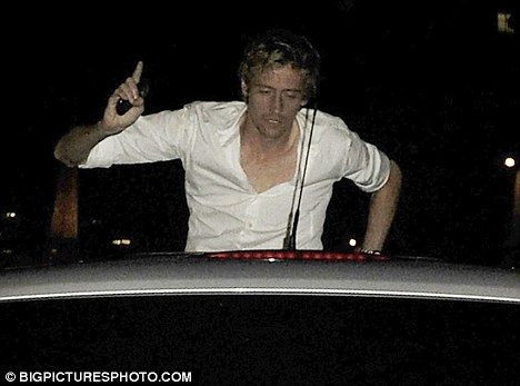 FOTO / Peter Crouch a facut dansul robotului beat crita intr-un club!_3
