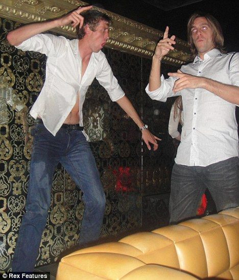 FOTO / Peter Crouch a facut dansul robotului beat crita intr-un club!_2