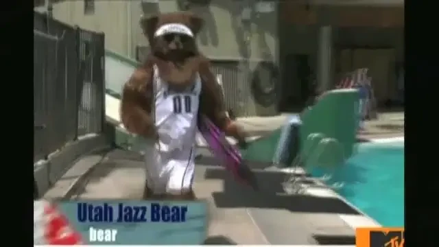 VIDEO / Ea este cea mai trasnita mascota din NBA