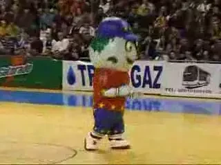 VIDEO! Se intampla in Romania! O mascota i-a dat un cap in gura arbitrului!