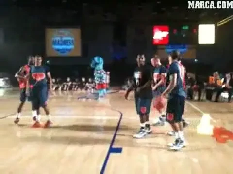 VIDEO / Cel mai TARE cos:&nbsp;a sarit peste 5 coechiperi!