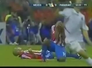 SOCANT! Au crezut ca va muri! Un jucator a ramas intr-o balta de sange dupa ce s-a lovit la cap_7