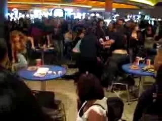 VIDEO / Fost antrenor de la Bulls bagat la mijloc intr-o bataie.. intre gagici!