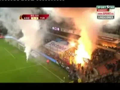 VIDEO Inca o rusine europeana! Fanii Timisoarei au aruncat cu torte in teren sub ochii lui Platini!