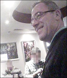 VIDEO SOCANT: Tatal lui John Terry a fost filmat in timp ce vindea cocaina!_4
