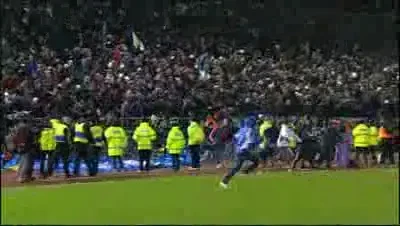 VIDEO Ca furnicile! VEZI cum au invadat suporterii pe teren in Suedia!