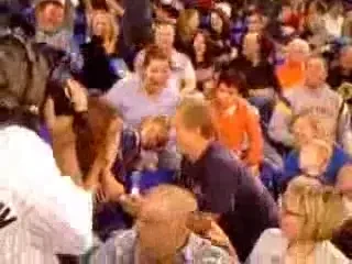 VIDEO / Ce a patit un barbat indragostit care i-a cerut mana logodnicei la un meci de baseball! :)))