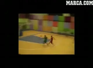 VIDEO Faza anului in baschet! Vezi un cos imposibil reusit de un pusti!