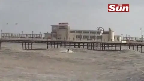 VIDEO / Moarte curata! Cea mai nebuna saritura din lume - 35 de m peste un dig!