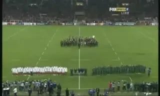 VIDEO / Un cantaret Rasta a facut PRAF imnul Africii de Sud! Vezi ce fete fac jucatorii :))