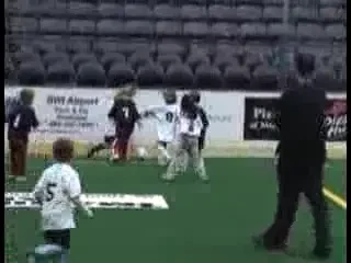 VIDEO / Cel mai simpatic portar din lume! Vezi cum degajeaza o minge :))