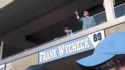 VIDEO / Cum le raspunde fanilor Gigi Becali din America :)