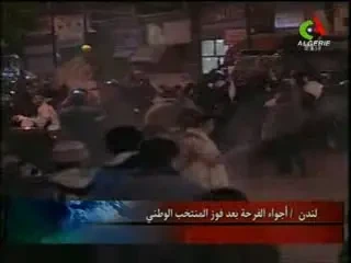 Culmea globalizarii: Algerienii au dansat la Arcul de Triumf pentru calificarea la barajul din Sudan