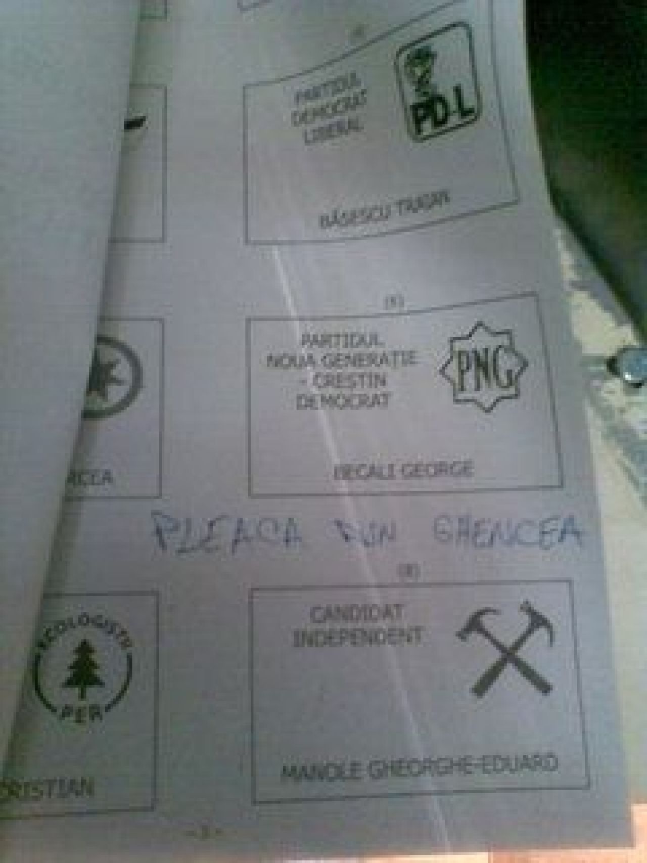 FOTO / Eu cu cine votez? Ce au scris fanii Stelei pe buletinele de vot!_3