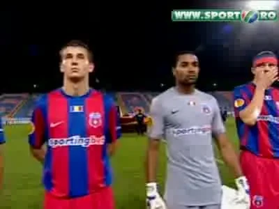 VIDEO: Un papagal stelist isi injura favoritii :)