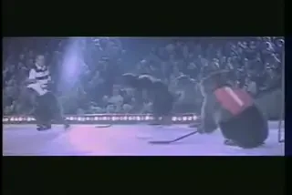 INCREDIBIL! URSII joaca hochei! Vezi cum arata primul meci din istorie!