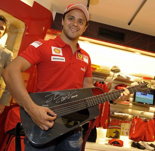 Raikkonen isi face trupa de rock!_12