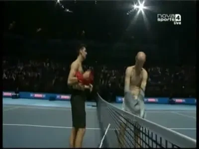 VIDEO Unic pe un teren de tenis!&nbsp;Djokovic a facut schimb de tricouri cu Davydenko!