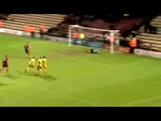 VIDEO: Mingea l-a facut KO! VEZI unde NU trebuie sa stai cand se executa un penalty!