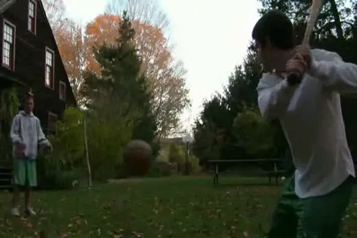 Zici ca le-ai vazut pe toate? Cum se da un cos de la 30 de metri cu ajutorul unei bate de baseball