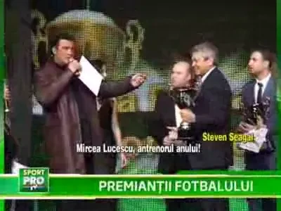 VIDEO / Lucescu, premiat de Steven Seagal: "Maestrul merita toate aplauzele, din toate infrangerile a iesit invingator!"