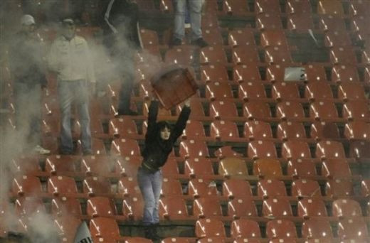 VIDEO Au devastat stadionul! Vezi macelul facut de huligani la Steaua 1-2 Partizan!_5