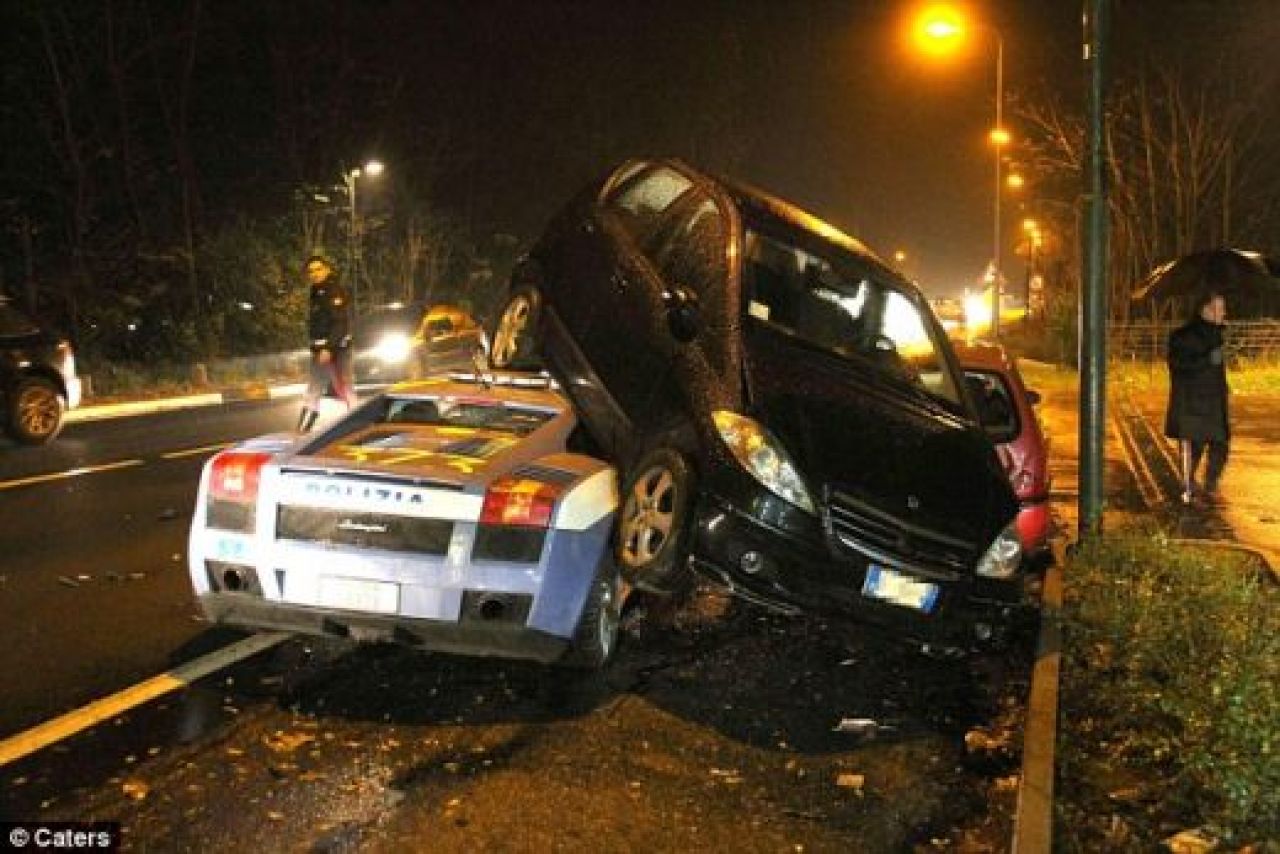 Mamma Mia! Lamborghini de politie de 165.000 de euro facut praf intr-un accident in Italia!_2