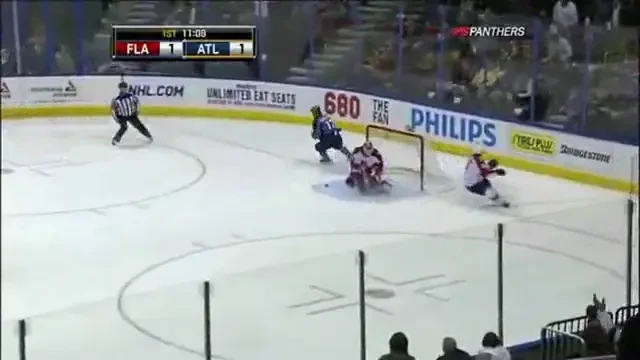 VIDEO: Hockey-O: Si-a bagat portarul in spital pentru un gol luat