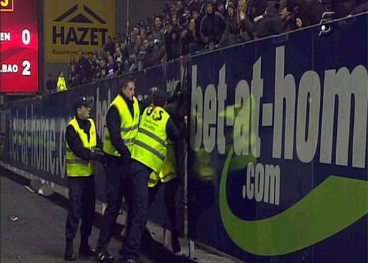FOTO Ultrasii austrieci au invadat terenul la Austria Viena - Bilbao!_2