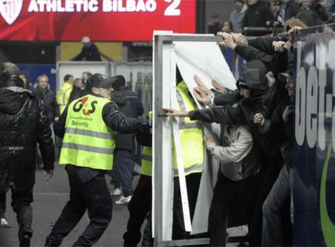 FOTO Ultrasii austrieci au invadat terenul la Austria Viena - Bilbao!_5