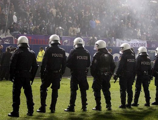 FOTO Ultrasii austrieci au invadat terenul la Austria Viena - Bilbao!_7